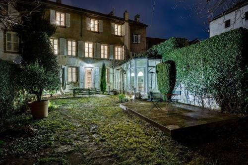 Bedroom 1 - Elegance & Comfort - COLIVING Historic House Hotel in Canton of Geneva
