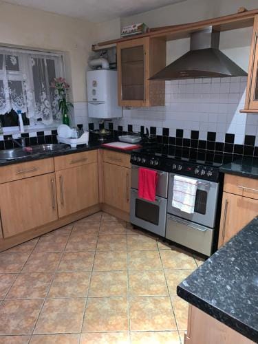Private Rooms with Shared Bathroom Bus Stop 8 Mins Away Hotel in Reading