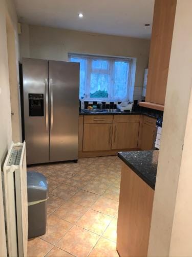 Private Rooms with Shared Bathroom Bus Stop 8 Mins Away Hotel in Reading