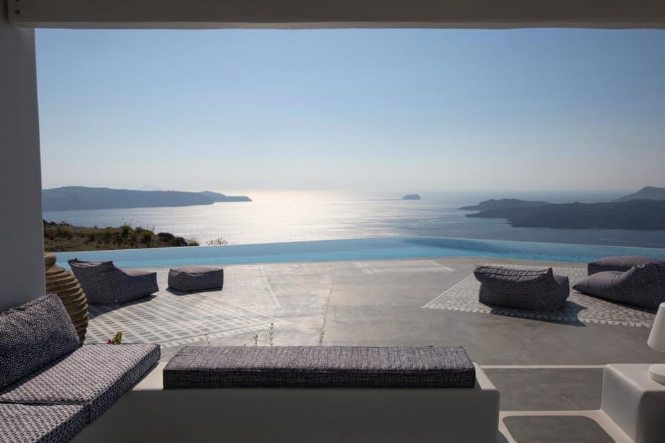 Erosantorini Luxury Private Estate & Suites Resort in Mesaria