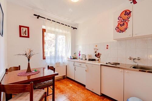 Apartments and rooms with parking space Mali Ston (Peljesac) - 14434 Hotel in Dubrovnik-Neretva County