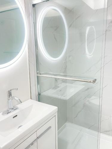 Beautiful place with Kitchen, Washing Machine, Internet near UBC, beach and DT Hotel in Vancouver