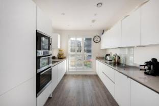 Stylish 3-Bed Townhouse with 3 Baths in Southgate Hotel in Enfield