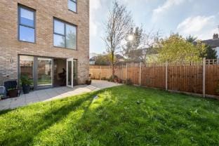 Stylish 3-Bed Townhouse with 3 Baths in Southgate Hotel in Enfield