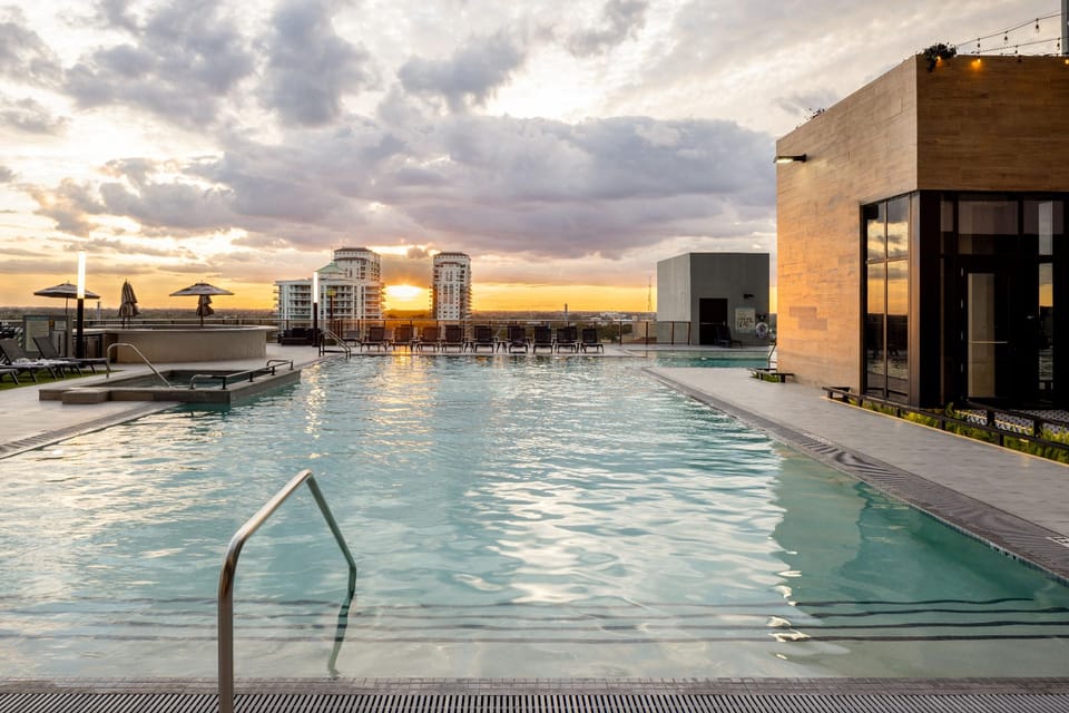 Swimming pool [outdoor]