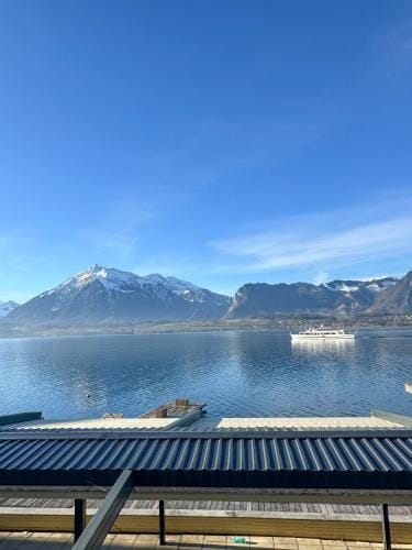 Room's at HAUS am SEE direkt am Thunersee gelegen mit SELF CHECK IN & digitaler Rezeption Hotel in Hilterfingen
