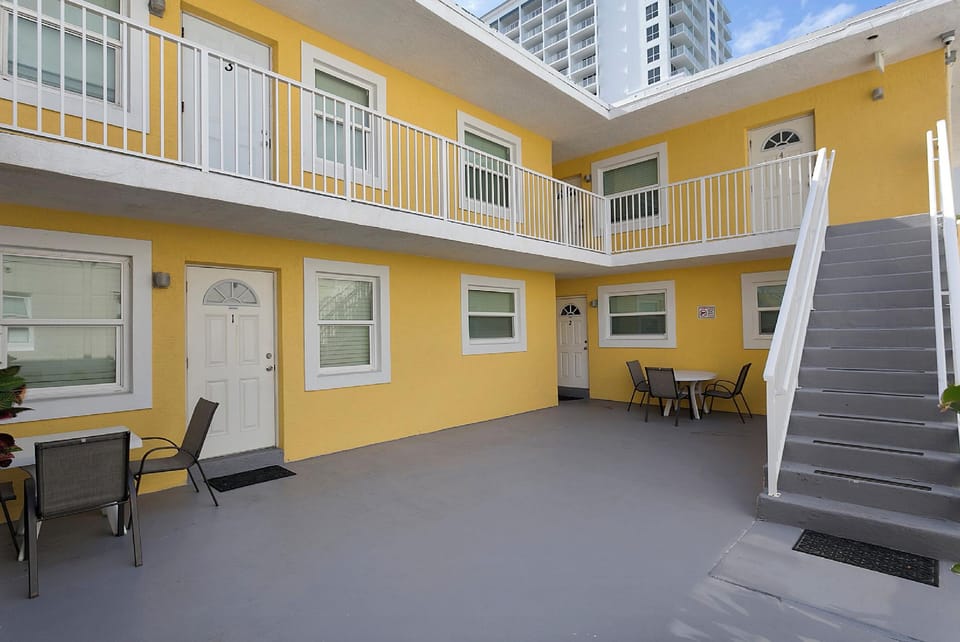 ULTRA Spacious apt Steps From the Beach Hotel in Hollywood Beach
