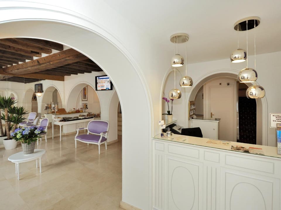 Shared lounge/TV area