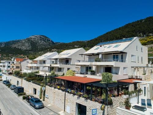 Apartments Villa Azzurra Bol Hotel in Bol