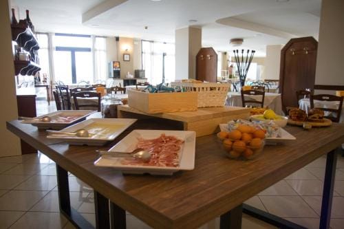 Falcon Hotel Hotel in Marche