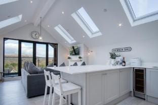 Ty Megan - 3 Bedroom Cottage - Bayview Oxwich Hotel in Wales