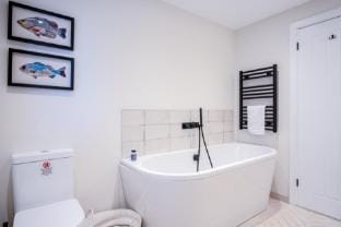 Ty Megan - 3 Bedroom Cottage - Bayview Oxwich Hotel in Wales