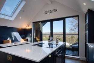 Ty Alice - 3 Bedroom Cottage - Bayview Oxwich Hotel in Wales