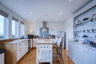 Ty Seren - 2 Bedroom Apt - Bayview Oxwich Hotel in Wales