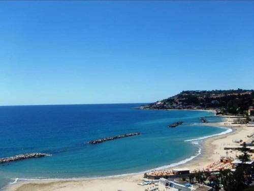 SweetHome Apartment 10 km from the sea 4 people Hotel in Badalucco