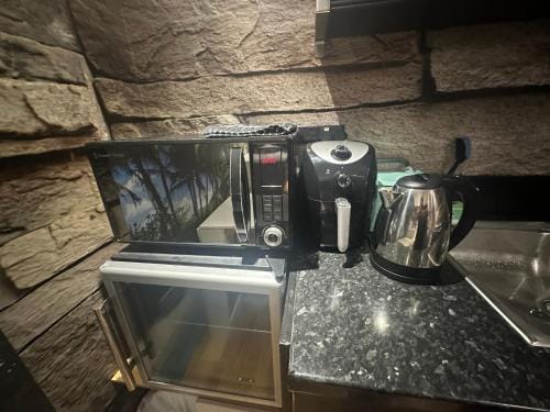 Modern 1 bed suite in guest house private garden Hotel in Bromley