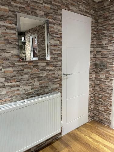 Modern 1 bed suite in guest house private garden Hotel in Bromley
