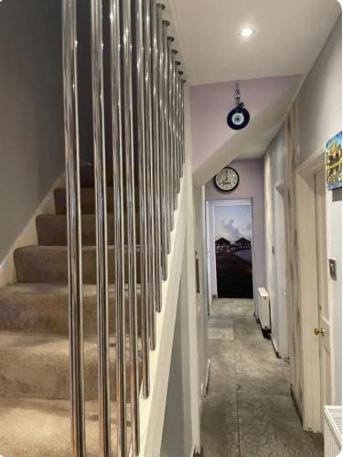 Modern 1 bed suite in guest house private garden Hotel in Bromley