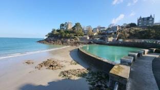 Les trois plages Hotel in Dinard