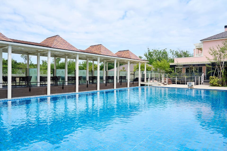 Swimming pool [outdoor]