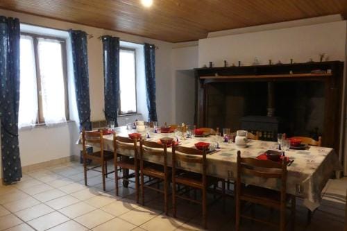 Gite a la ferme sarroux 8 personnes capacite 10 p Hotel in Auvergne-Rhône-Alpes
