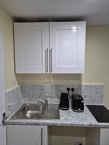 Spacious one bedroom Self Contain with toilet and bath Hotel in Aylesbury Vale