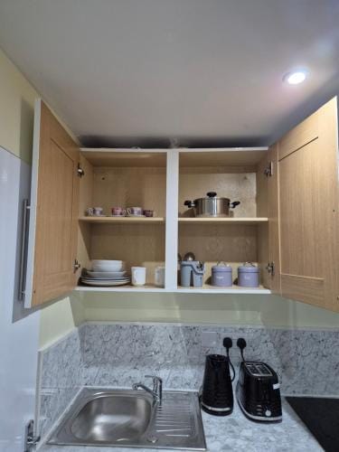 Spacious one bedroom Self Contain with toilet and bath Hotel in Aylesbury Vale