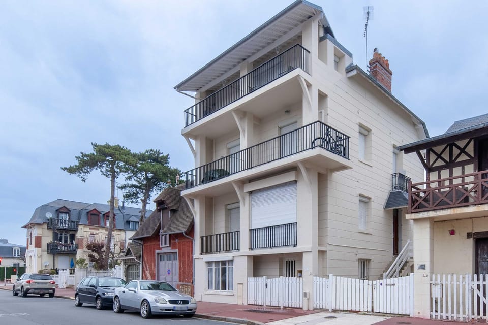 Apartment 4 people w/ balcony 500m from the beach Hotel in Deauville