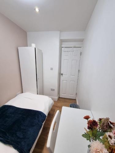 Single room Hayes, Heathrow, London, Free parking Hotel in Hayes