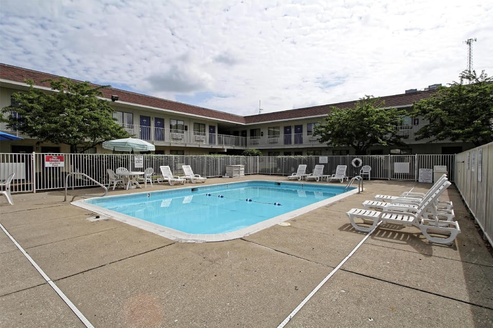 Motel 6 Amherst, OH - Cleveland West - Lorain Hotel in Lake Erie