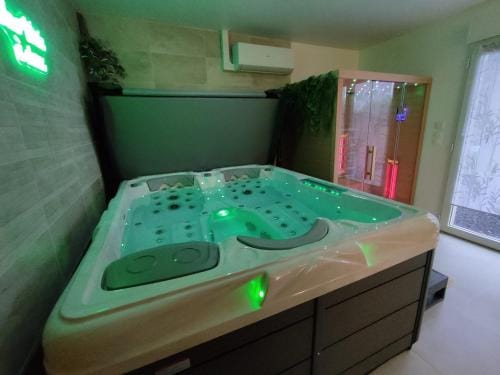 Une viree a deux, gite et spa Hotel in Wallonia, Belgium