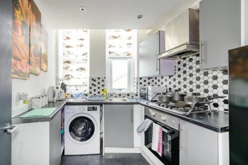 -RA83- For your relaxed,Cosy stay,Free Parking Hotel in Leeds