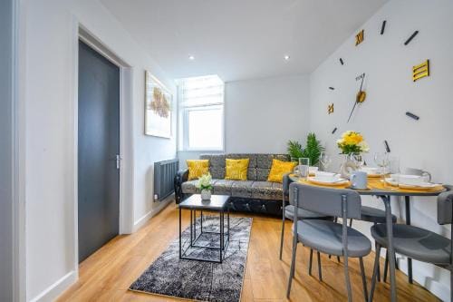 -RC83- For your relaxed,Cosy stay,Free Parking Hotel in Leeds