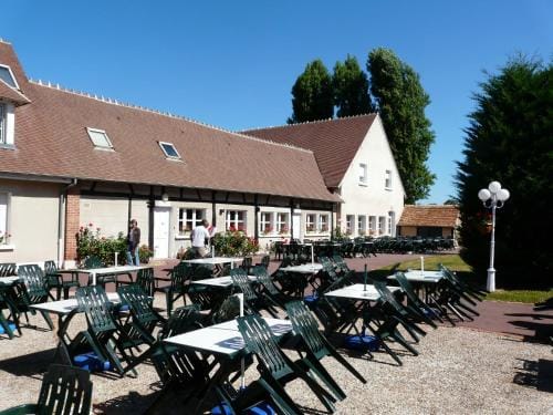 Ternelia Village vacances Sainte Montaine Hotel in Centre-Val de Loire