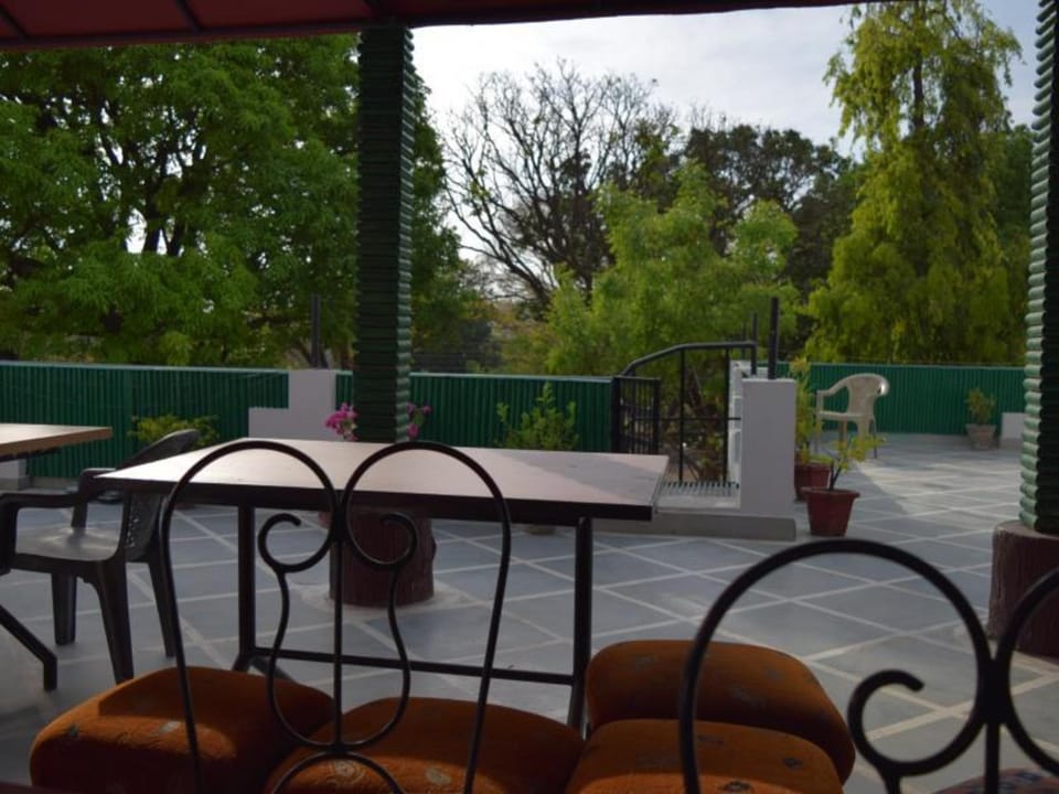 Hotel Moksha - 500M From Ram Jhula Hotel in Rishikesh