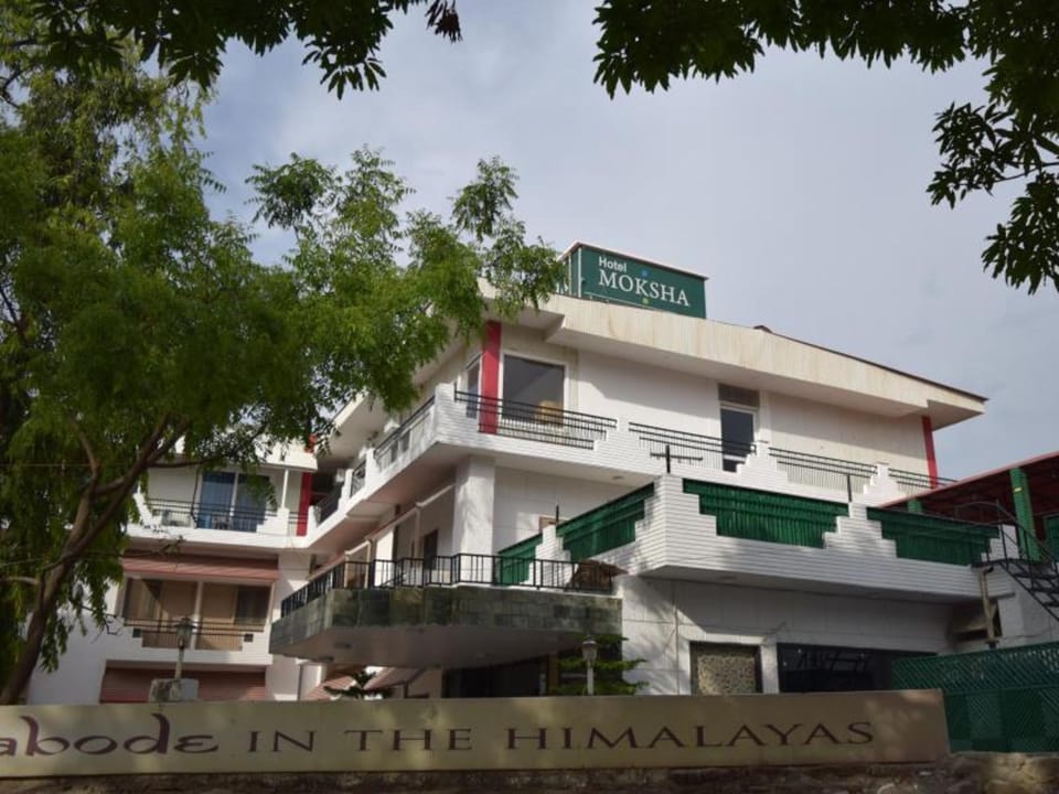 Hotel Moksha - 500M From Ram Jhula Hotel in Rishikesh