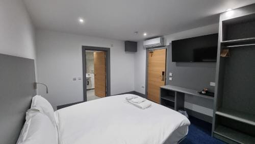 SwiftSave Home Hotel in Barking