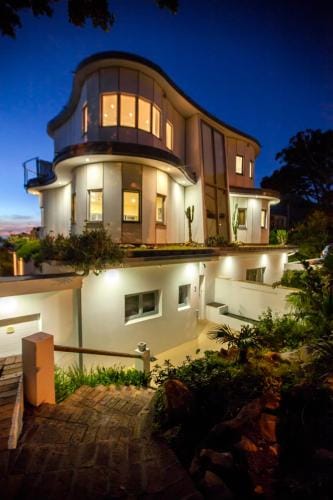 Ocean Lounge Lodge in Camps Bay