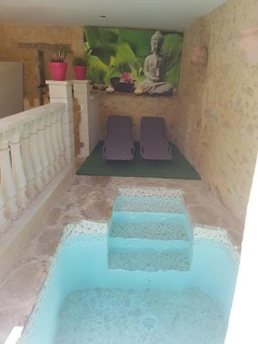 Suite de charme avec terrasse, spa exterieur et petit piscine Hotel in Provence-Alpes-Côte d'Azur