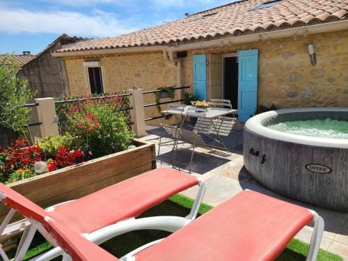 Suite de charme avec terrasse, spa exterieur et petit piscine Hotel in Provence-Alpes-Côte d'Azur