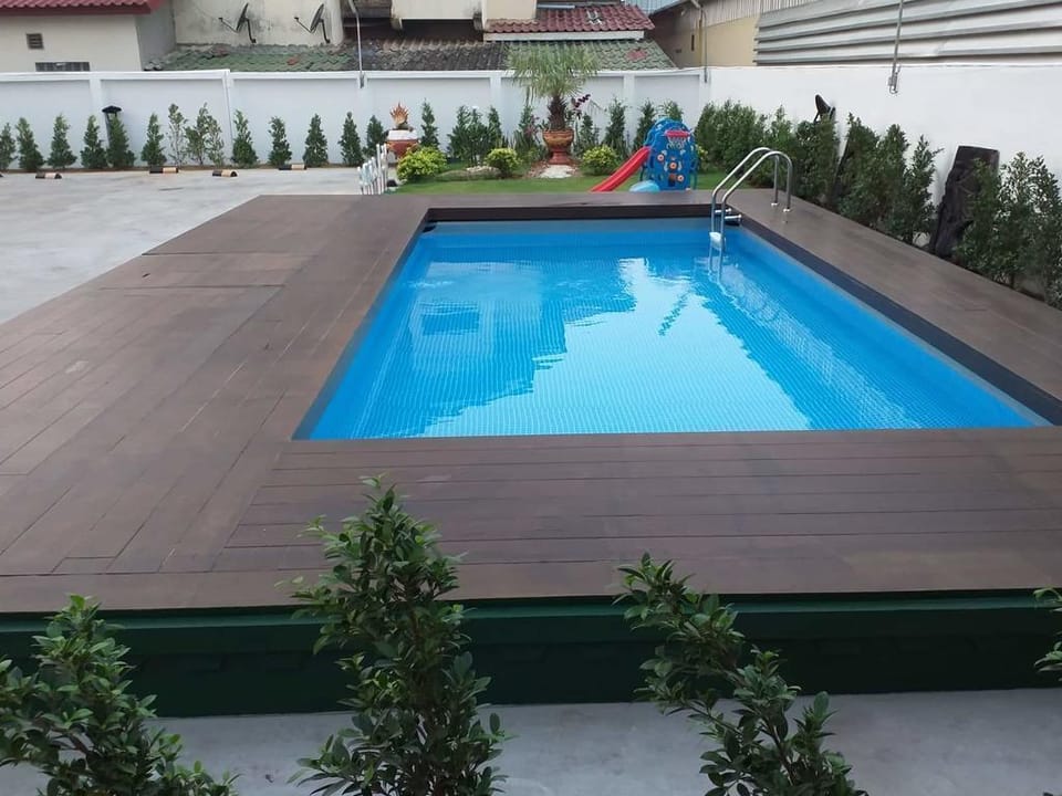 Swimming pool [outdoor]