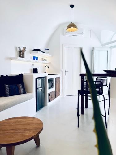 Delta Suites Hotel in Oia