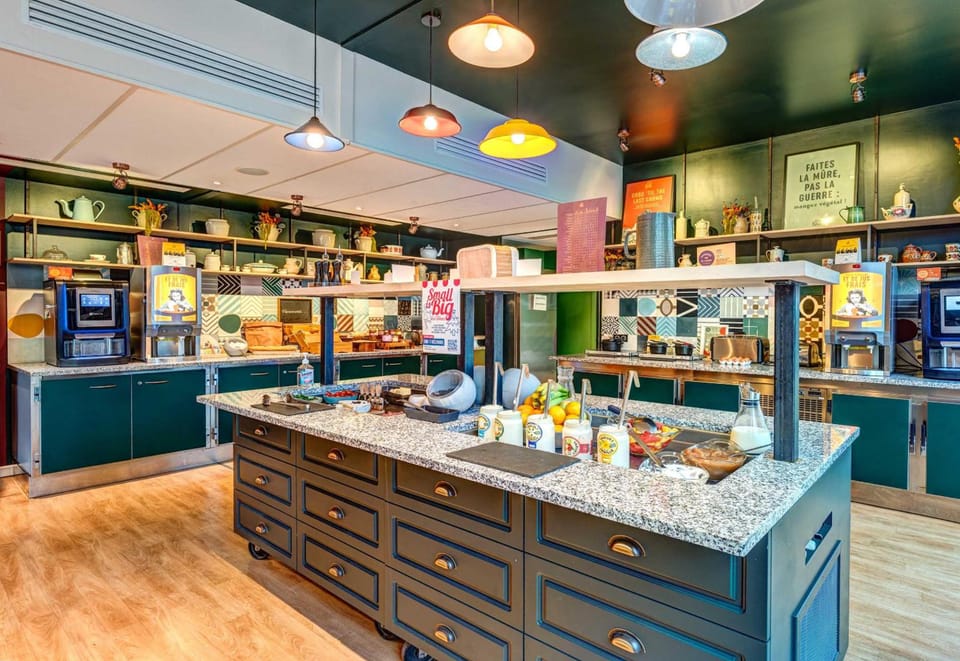 B&B HOME Paris Mairie de Saint-Ouen Hotel in Saint-Denis, France