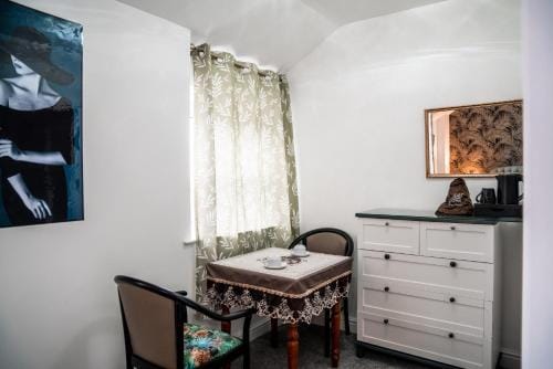 Athol House Hotel in Douglas