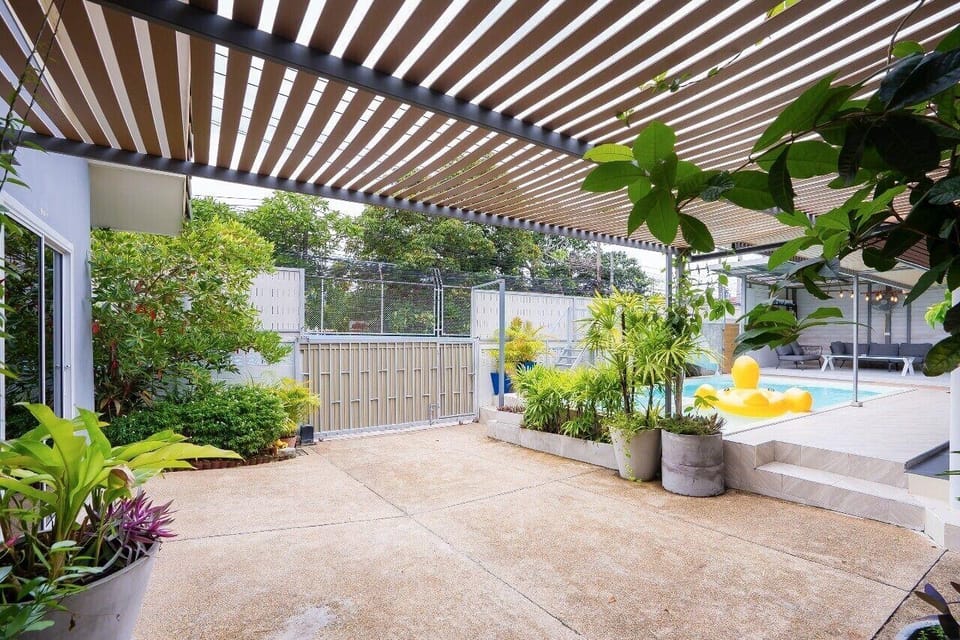 Cozy gray garden Hotel in Pattaya City