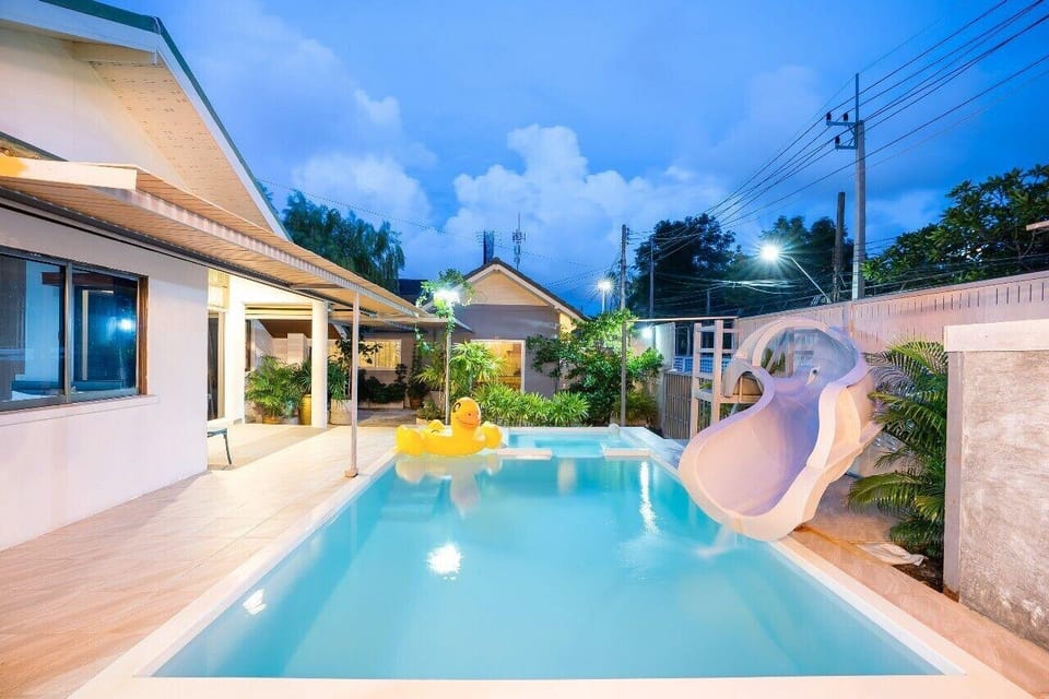 Cozy gray garden Hotel in Pattaya City