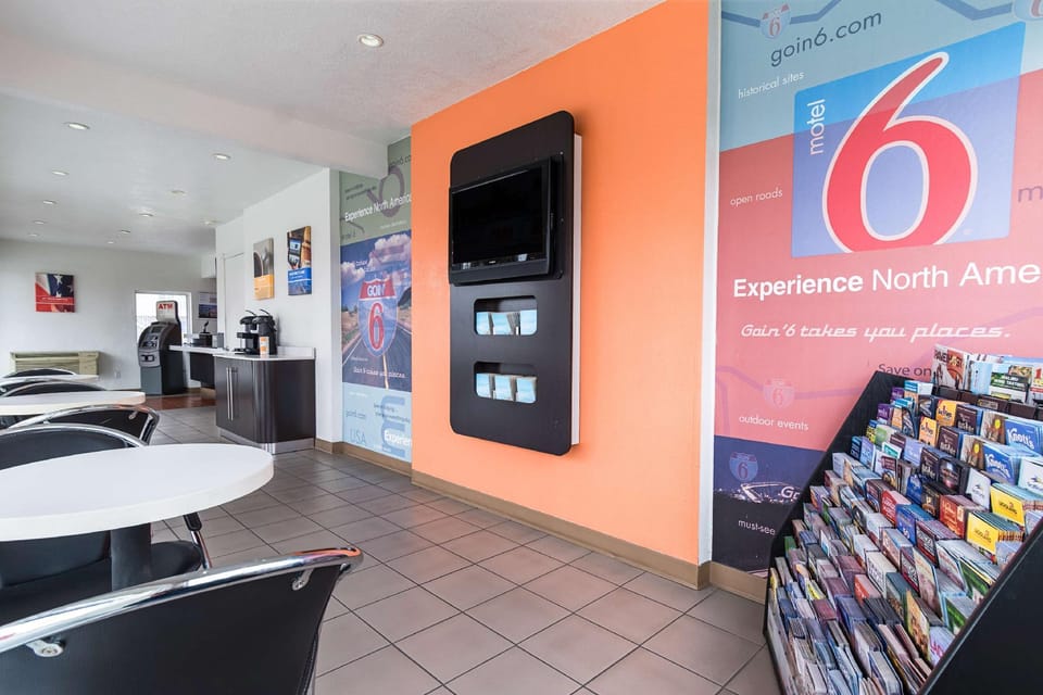 Motel 6 Long Beach, CA - International City Hotel in Signal Hill
