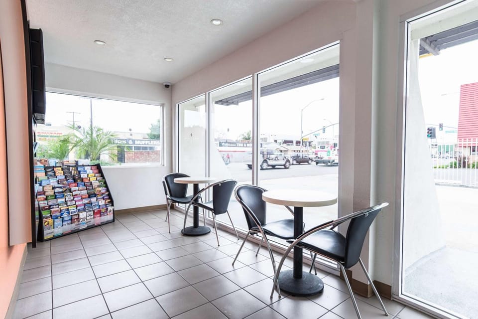 Motel 6 Long Beach, CA - International City Hotel in Signal Hill