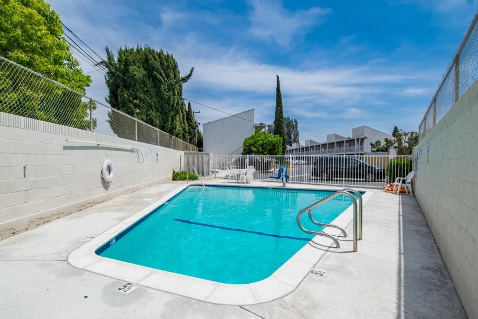 Swimming pool [outdoor]