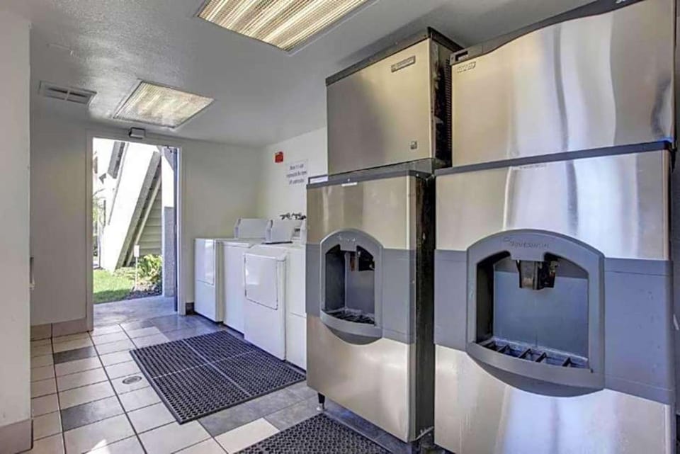Studio 6  Suites Bellflower, CA - Los Angeles Hotel in Bellflower